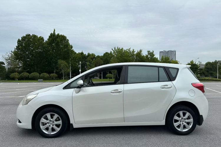 Used Toyota Verso 2014 Starlight 180E CVT Elite Edition Exterior 2