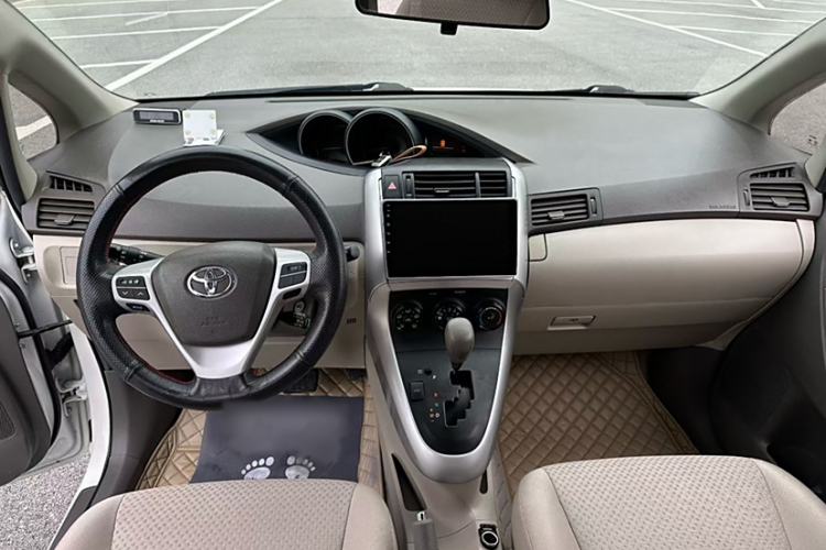 Used Toyota Verso 2014 Starlight 180E CVT Elite Edition Interior 1