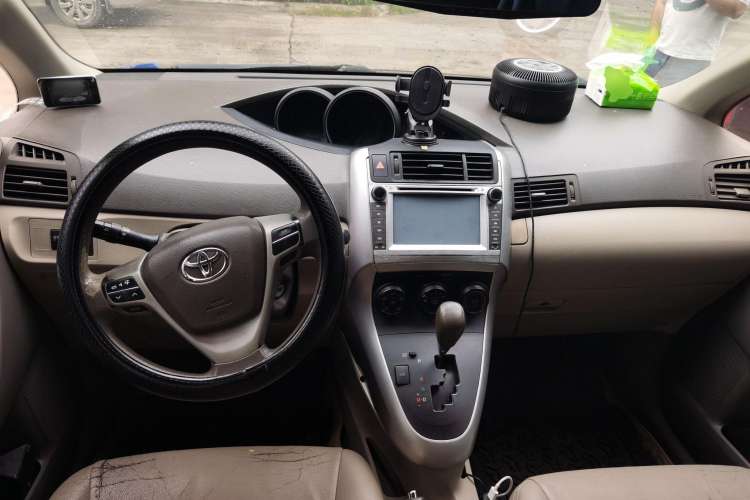 Used Toyota Verso 2011 180E CVT Elite Edition Center Console