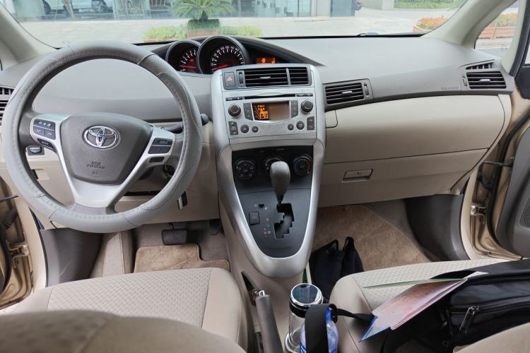 Used Toyota Verso 2011 180E CVT Elite Edition Center Console