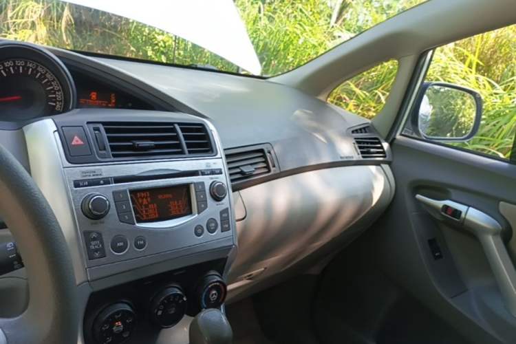 Used Toyota Verso 2011 180E CVT Elite Edition Center Console