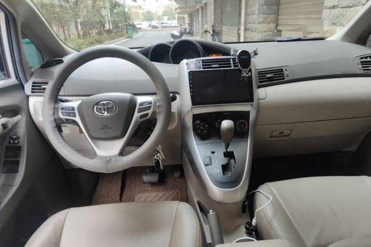 Used Toyota Verso 2011 180E CVT Elite Edition Center Console