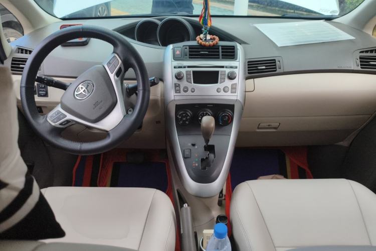 Used Toyota Verso 2011 180E CVT Elite Edition Center Console