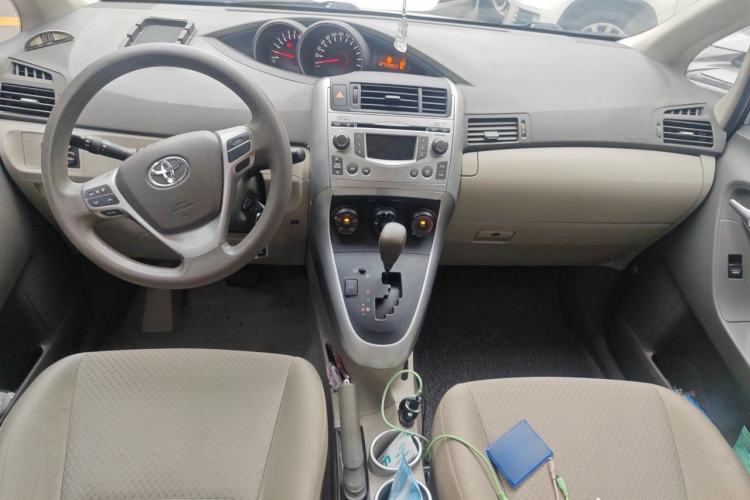 Used Toyota Verso 2011 180E CVT Elite Edition Center Console