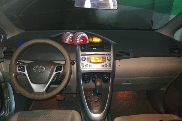 Used Toyota Verso 2011 180E CVT Elite Edition Center Console