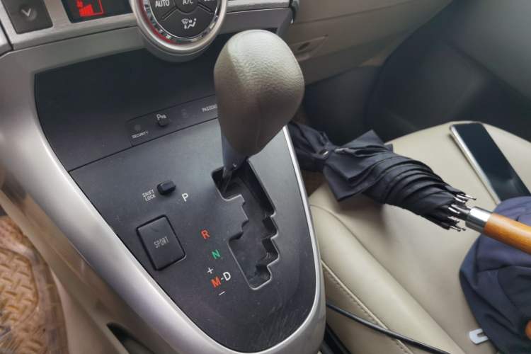 Used Toyota Verso 2011 180G CVT Luxury Multi-Function Version Gear Lever