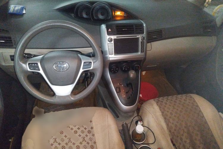Used Toyota Verso 2011 180E CVT Elite Edition Center Console