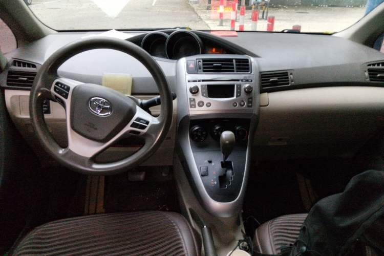 Used Toyota Verso 2011 180E CVT Elite Edition Center Console