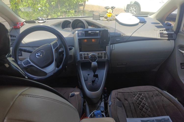 Used Toyota Verso 2011 180G CVT Luxury Edition Center Console
