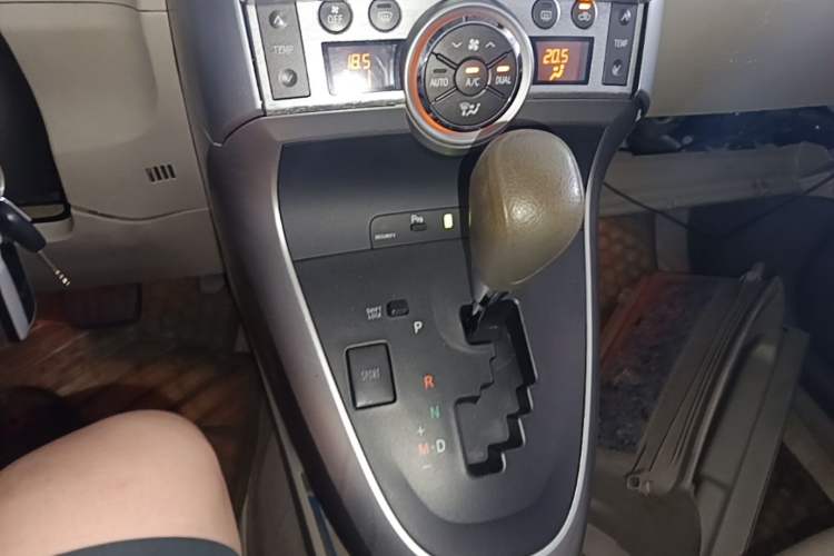 Used Toyota Verso 2011 180G CVT Luxury Multi-Function Version Gear Lever