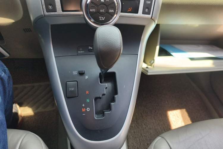 Used Toyota Verso 2011 180G CVT Luxury Multi-Function Version Gear Lever