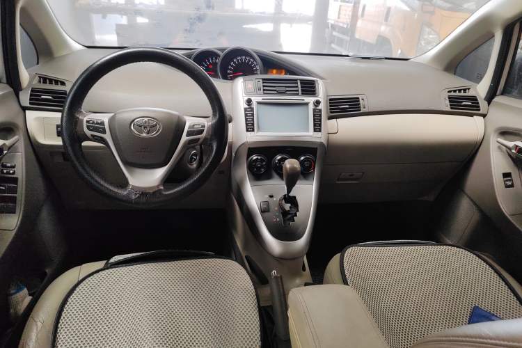 Used Toyota Verso 2012 180V CVT Supreme Edition Center Console