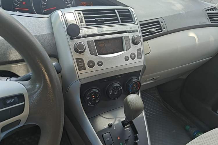 Used Toyota Verso 2014 Starlight 180E CVT Elite Edition Audio And AC Panel