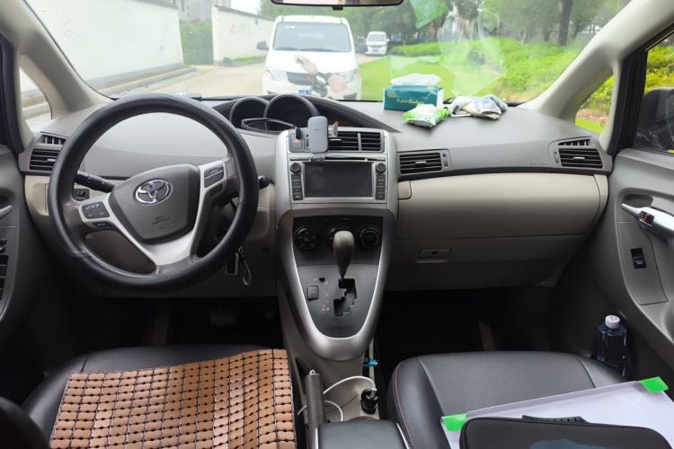 Used Toyota Verso 2014 Starlight 180E CVT Elite Edition Center Console