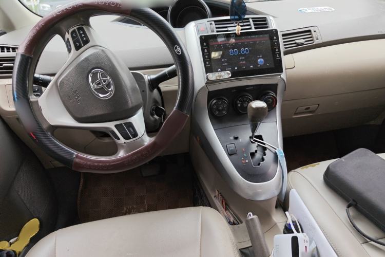 Used Toyota Verso 2014 Starlight 180E CVT Elite Edition Center Console