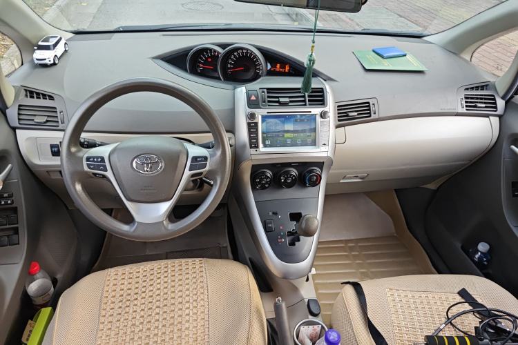 Used Toyota Verso 2014 Starlight 180E CVT Elite Edition Center Console