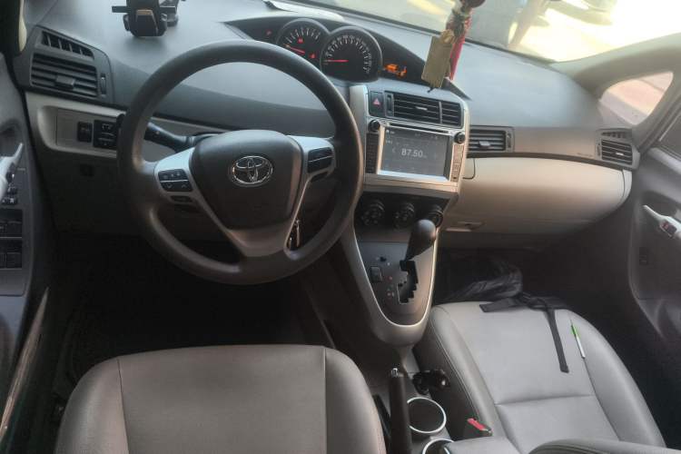 Used Toyota Verso 2014 Starlight 180E CVT Elite Edition Center Console