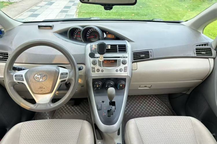 Used Toyota Verso 2014 Starlight 180E CVT Elite Edition Center Console