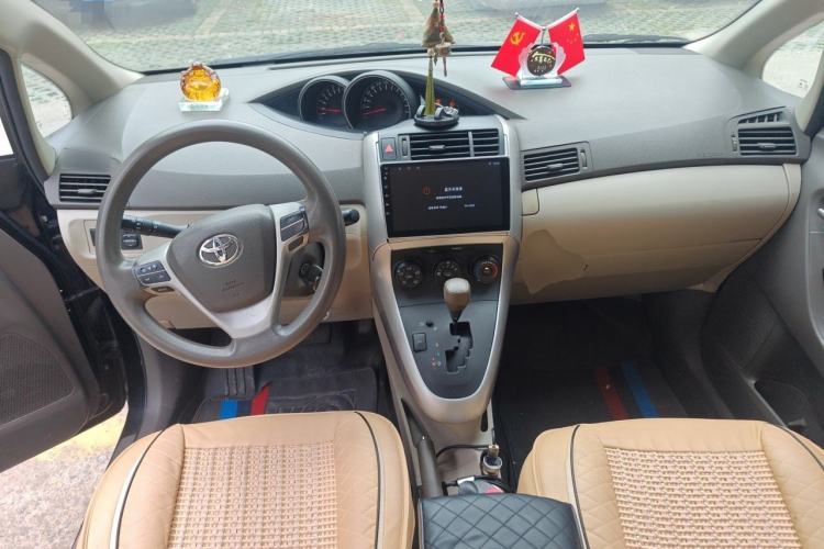 Used Toyota Verso 2014 Starlight 180E CVT Elite Edition Center Console