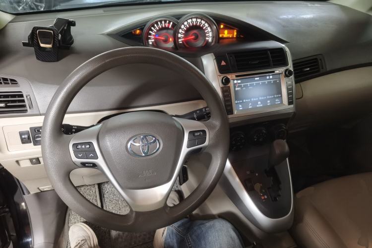 Used Toyota Verso 2014 Starlight 180E CVT Elite Edition Center Console