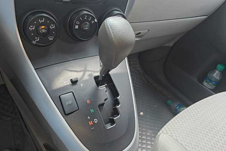 Used Toyota Verso 2014 Starlight 180E CVT Elite Edition Gear Lever