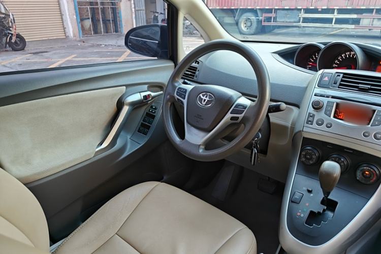 Used Toyota Verso 2014 Starlight 180E CVT Elite Edition Interior 2