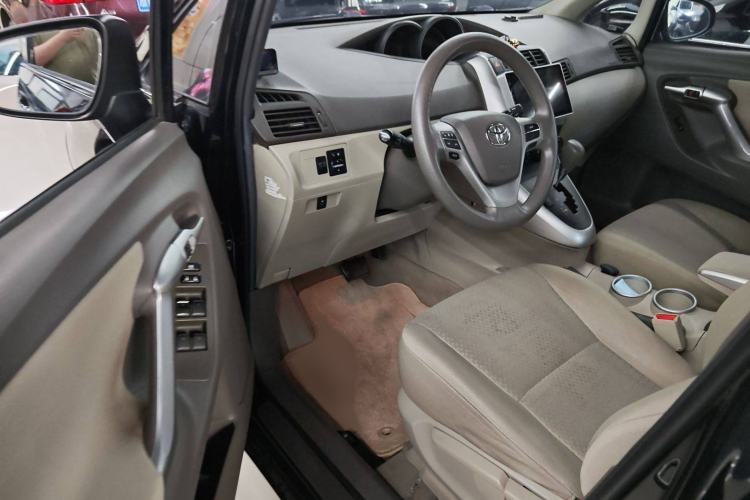 Used Toyota Verso 2014 Starlight 180E CVT Elite Edition Interior 2