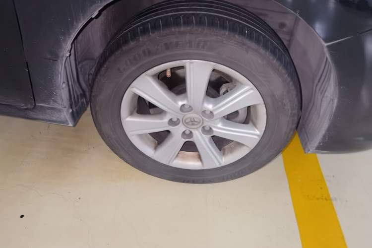 Used Toyota Verso 2014 Starlight 180E CVT Elite Edition Right Front Wheel Hub