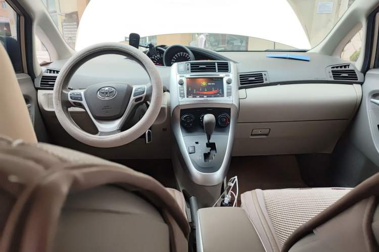 Used Toyota Verso 2014 Starlight 180E CVT Elite Edition Center Console