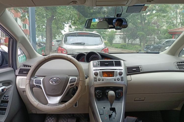 Used Toyota Verso 2014 Starlight 180E CVT Elite Edition Center Console