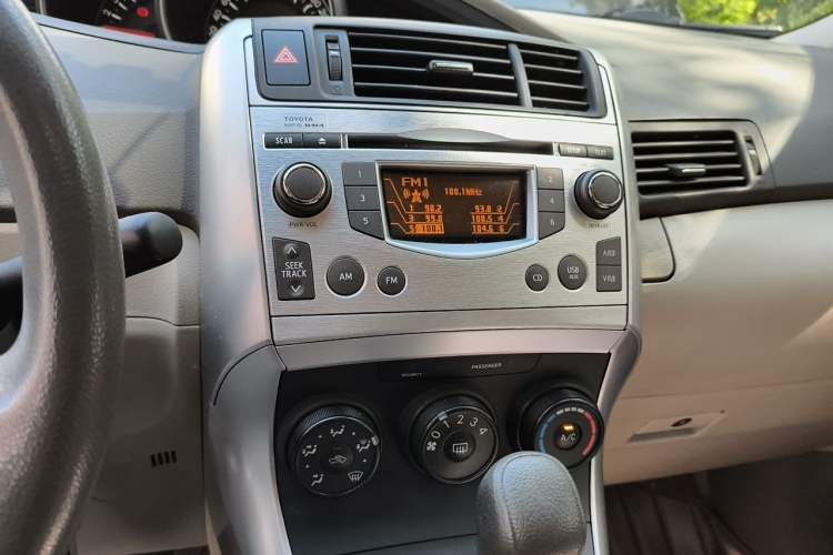 Used Toyota Verso 2014 Starlight 180E CVT Elite Edition Audio And AC Panel