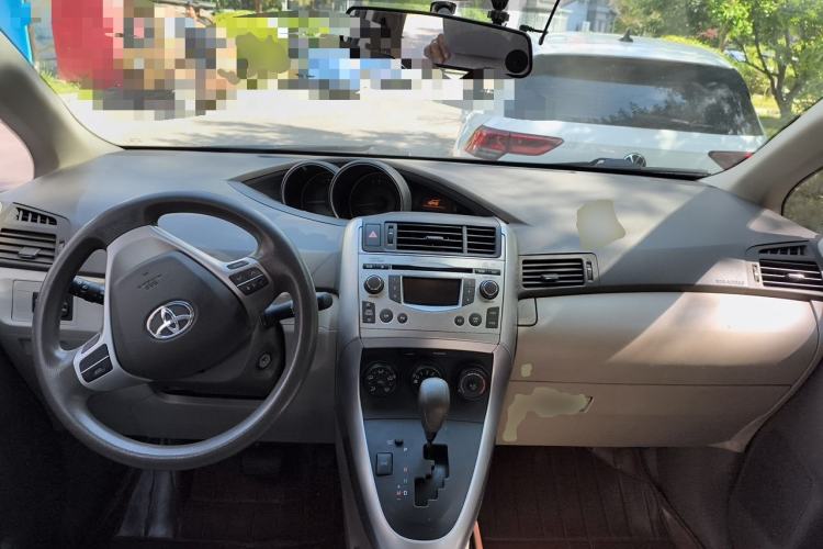 Used Toyota Verso 2014 Starlight 180E CVT Elite Edition Center Console