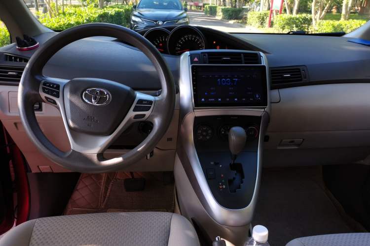 Used Toyota Verso 2014 Starlight 180E CVT Elite Edition Center Console
