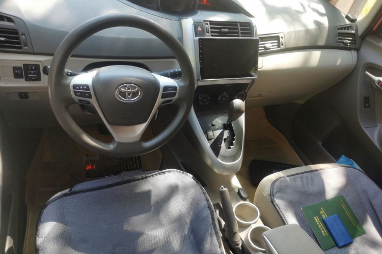 Used Toyota Verso 2014 Starlight 180E CVT Elite Edition Center Console