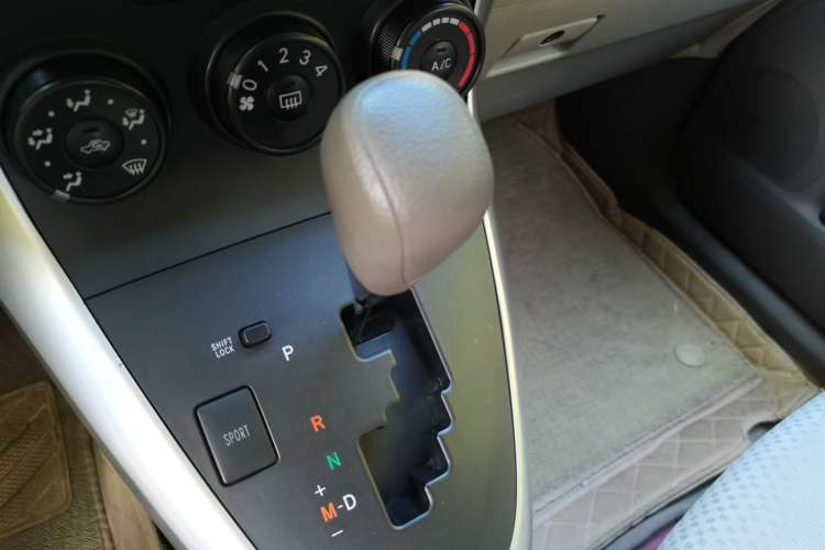 Used Toyota Verso 2014 Starlight 180E CVT Elite Edition Gear Lever
