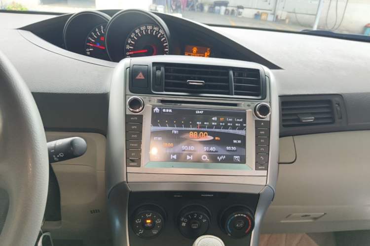 Used Toyota Verso 2014 Starlight 180E CVT Elite Edition Audio And AC Panel