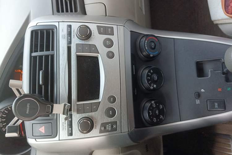 Used Toyota Verso 2014 Starlight 180E CVT Elite Edition Audio And AC Panel