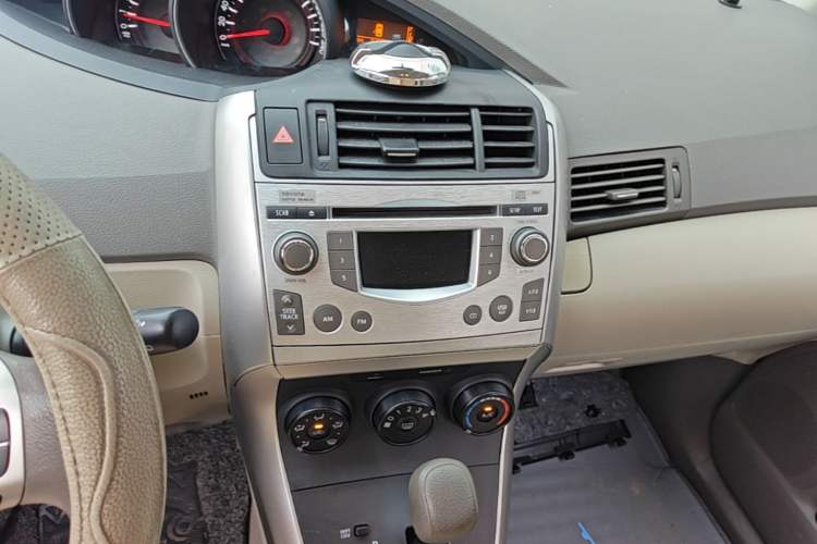 Used Toyota Verso 2014 Starlight 180E CVT Elite Edition Audio And AC Panel