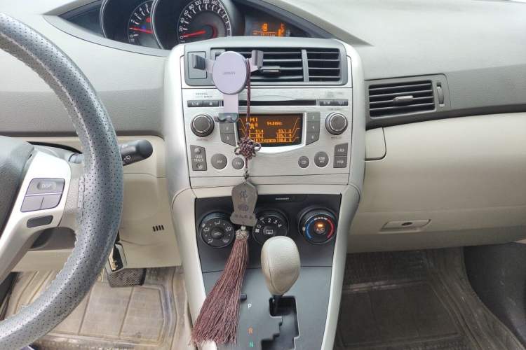 Used Toyota Verso 2014 Starlight 180E CVT Elite Edition Audio And AC Panel