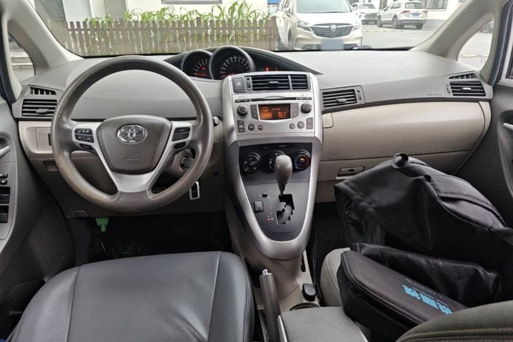 Used Toyota Verso 2014 Starlight 180E CVT Elite Edition Center Console