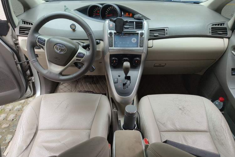 Used Toyota Verso 2014 Starlight 180E CVT Elite Edition Center Console