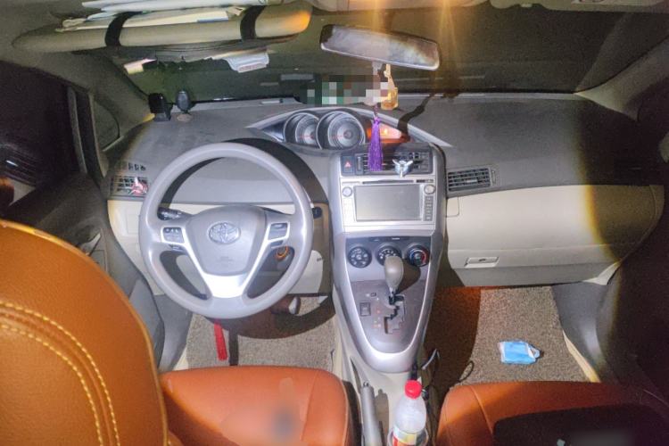Used Toyota Verso 2014 Starlight 180E CVT Elite Edition Center Console