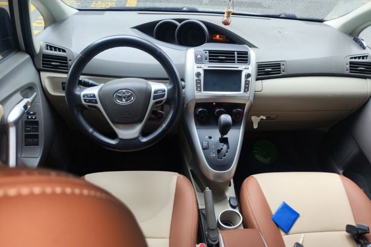 Used Toyota Verso 2014 Starlight 180E CVT Elite Edition Center Console