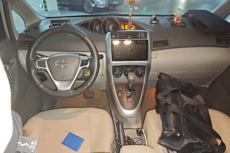 Used Toyota Verso 2014 Starlight 180E CVT Elite Edition Center Console
