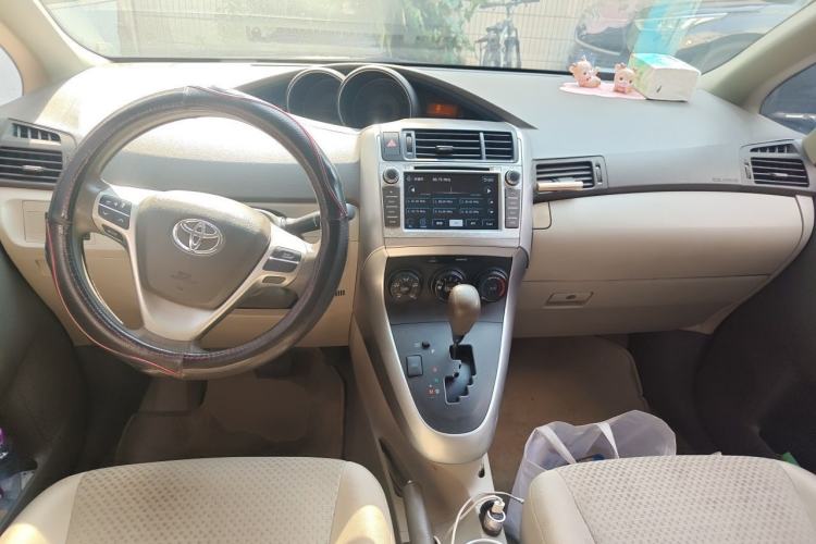 Used Toyota Verso 2014 Starlight 180E CVT Elite Edition Center Console