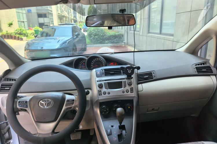 Used Toyota Verso 2014 Starlight 180E CVT Elite Edition Center Console