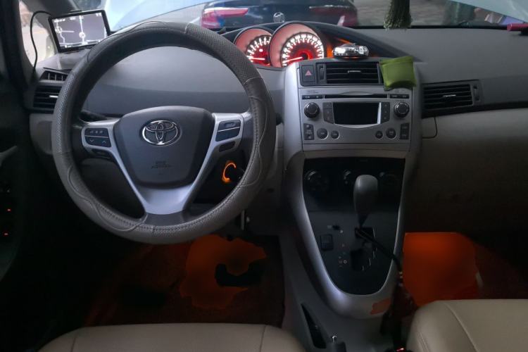 Used Toyota Verso 2014 Starlight 180E CVT Elite Edition Center Console