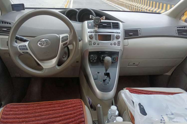 Used Toyota Verso 2014 Starlight 180E CVT Elite Edition Center Console