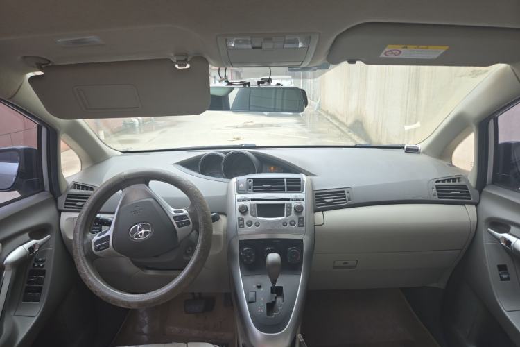 Used Toyota Verso 2014 Starlight 180E CVT Elite Edition Center Console