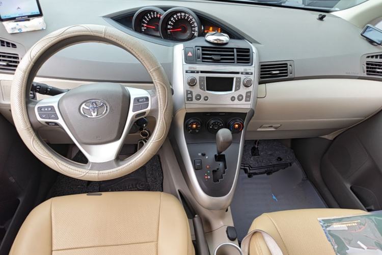 Used Toyota Verso 2014 Starlight 180E CVT Elite Edition Center Console